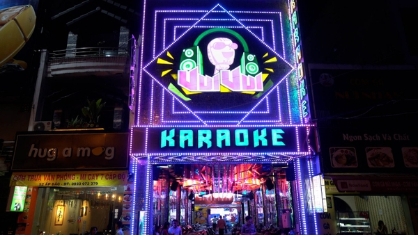 Karaoke Vui Vui Ấp Bắc – mặt tiền bảng hiệu neon