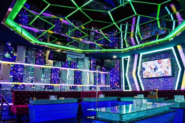 Phòng hát trần lưới neon xanh lá