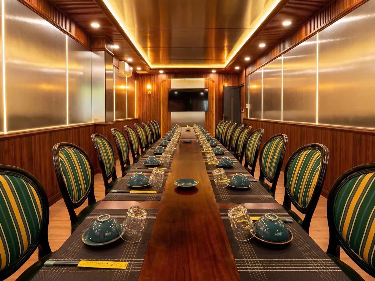 Phòng VIP bàn dài 30 khách