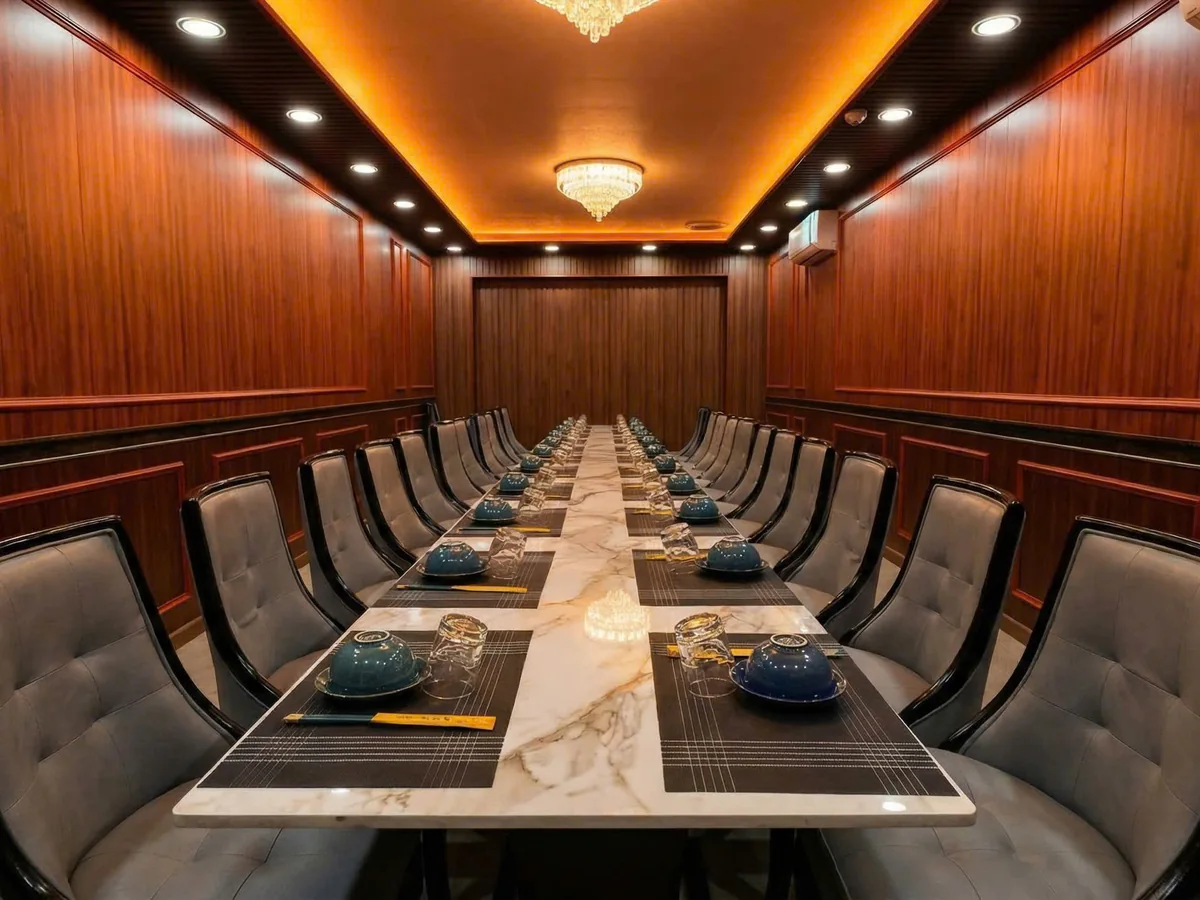 Phòng VIP bàn đá trắng