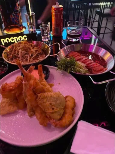 Tôm chiên, khoai tây chiên, xúc xích