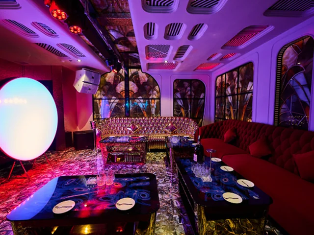 Phòng sofa đỏ 90s House KTV