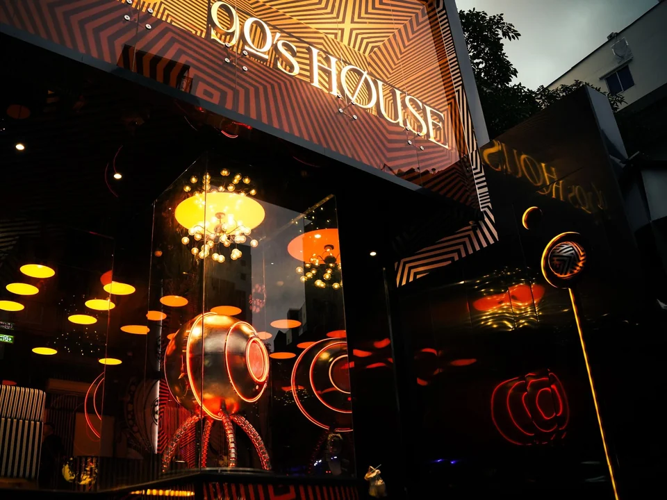 Sảnh đèn vàng 90s House