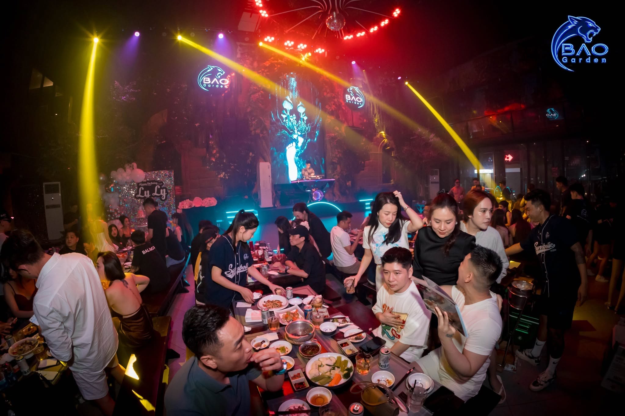 Không Gian Sôi Động Báo Garden 120 Tân Sơn Nhì (17)