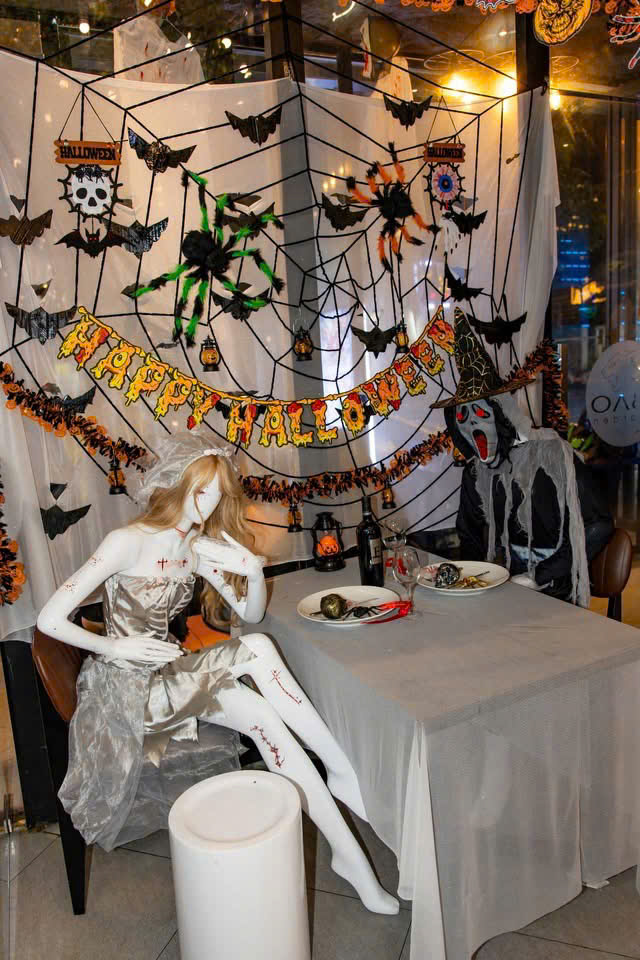 Bàn tiệc Bảo Garden trang trí mạng nhện và hình nộm Halloween