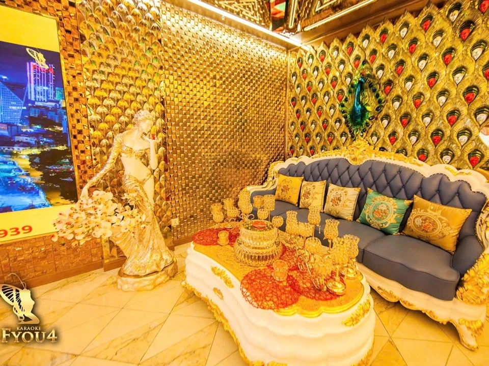 Phòng sofa vàng Karaoke For You 4