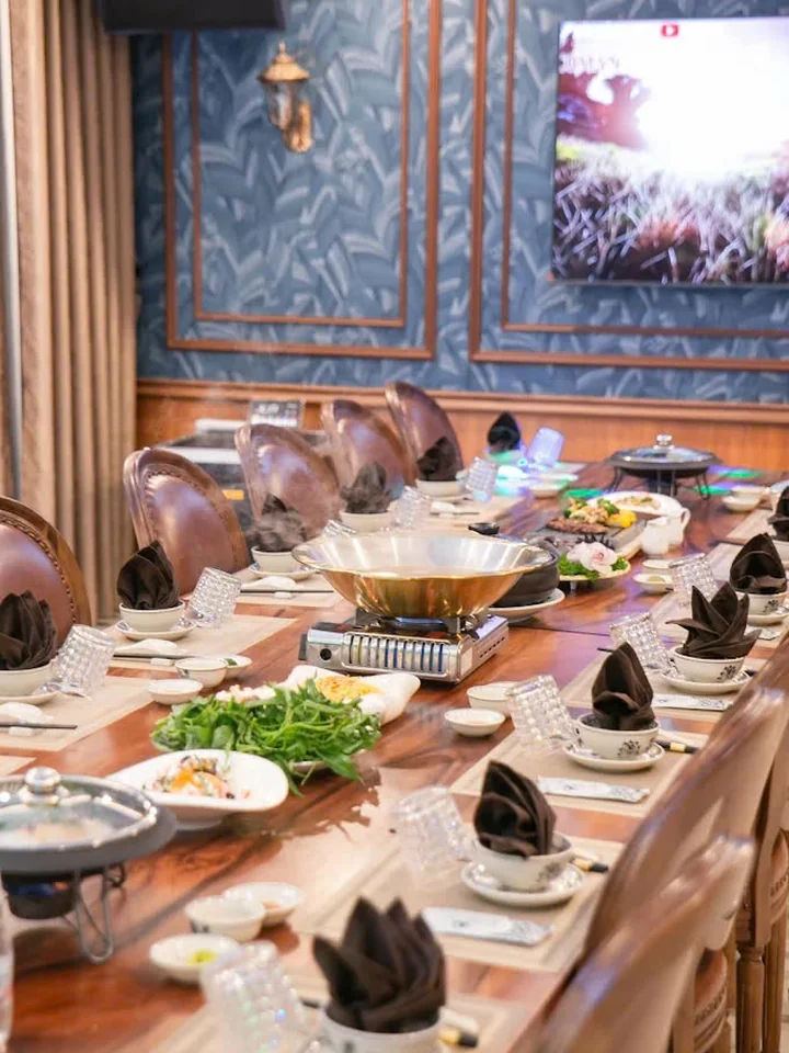 Bàn tiệc dài Gà Cửu Long KTV