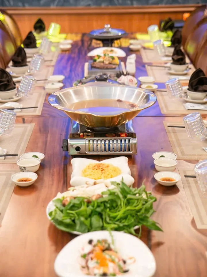 Bàn tiệc lẩu Gà Cửu Long KTV