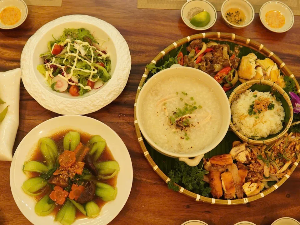 Mâm món Việt nhà hàng Gà Cửu Long
