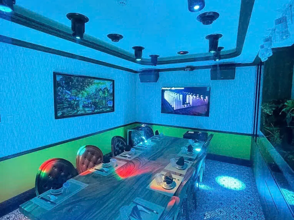 Phòng karaoke tông xanh