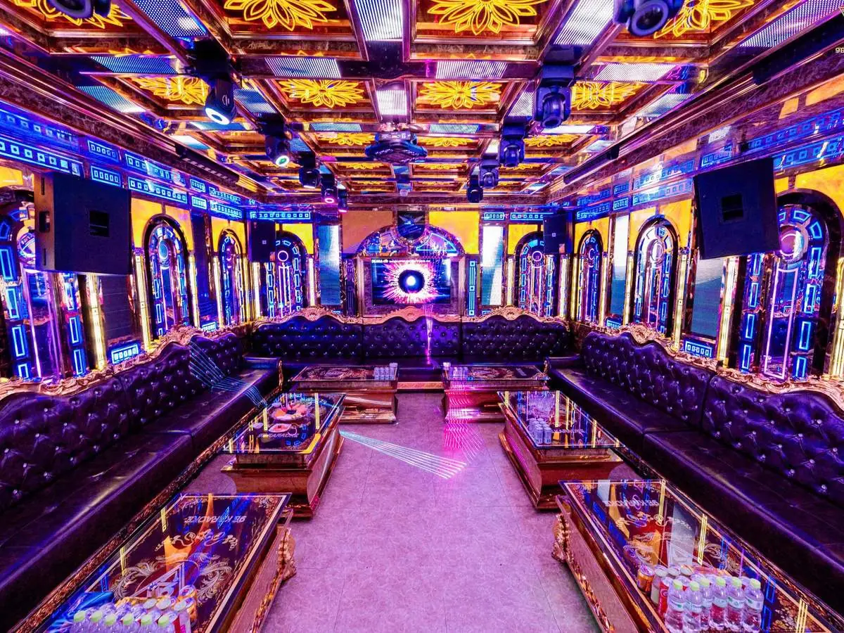 Phòng VIP cổ điển tông vàng