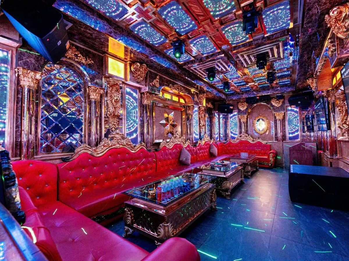 Phòng VIP cổ điển tông đỏ