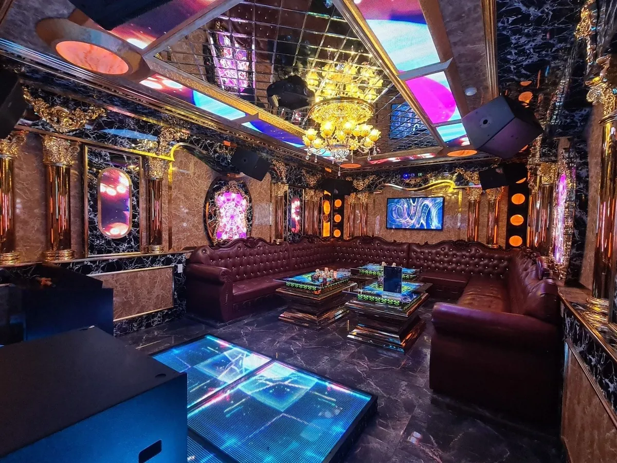 Phòng VIP tông vàng đỏ