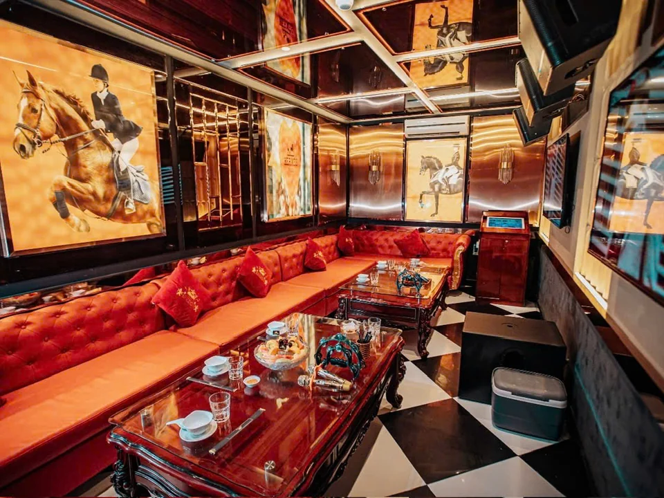 Phòng sofa đỏ Kingdom Phạm Viết Chánh