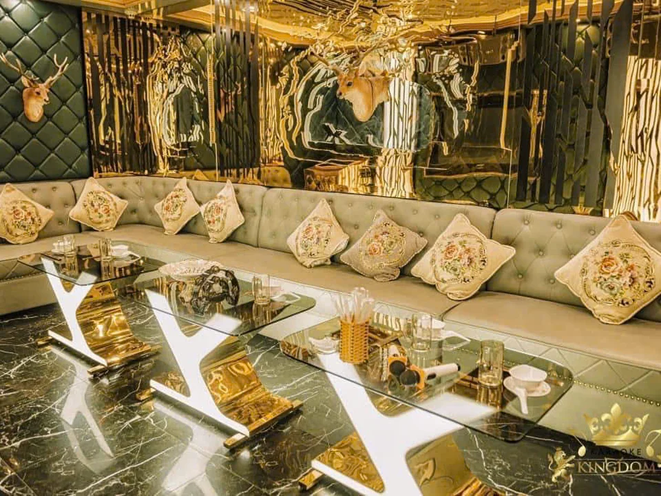 Phòng sofa trắng sàn đá