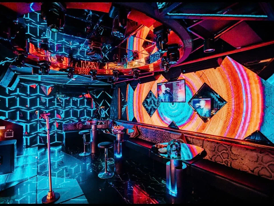 Phòng LED vòng xoáy cam