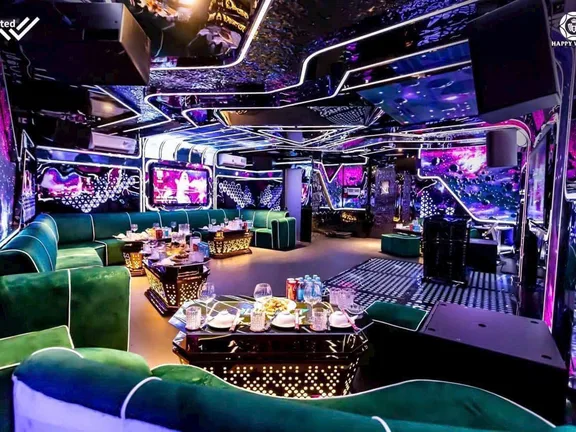 Phòng LED tường gương