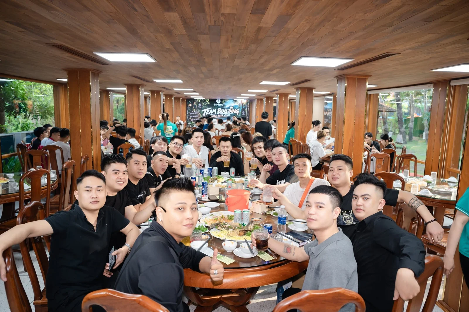 Đoàn tham gia team building của Simba Club Đà Nẵng dùng bữa cùng nhau