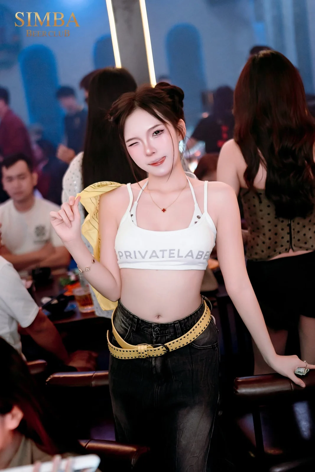 Khoảnh khắc tạo dáng bên khu bàn tại Simba Club Đà Nẵng