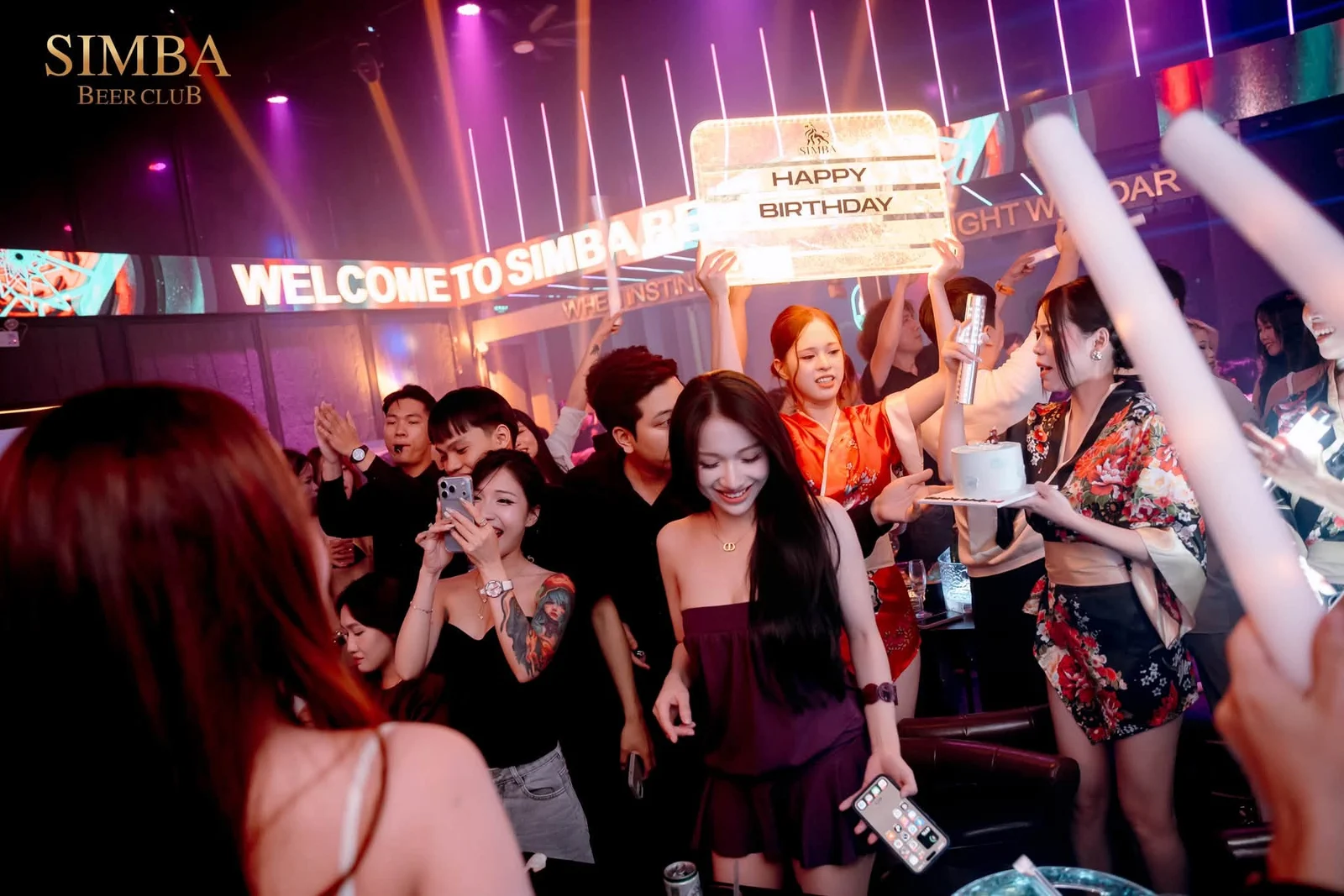 Tiệc sinh nhật Simba Club Đà Nẵng với bánh và bảng Happy Birthday